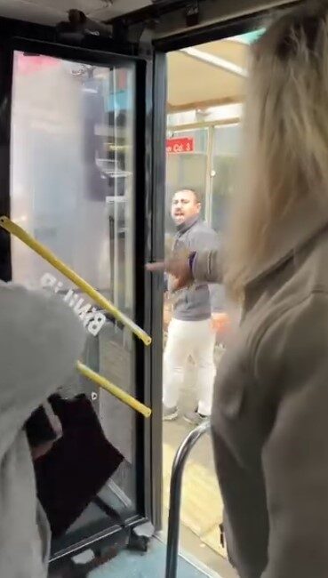 Bursa Nilüfer’de bir otobüs sürücüsü, durak dışı inmek isteyen yolcularla