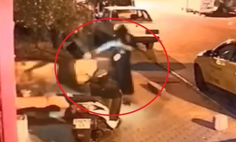 Mersin’de tamamen siyah giyimli bir kişi, patenle iş yerine girerek