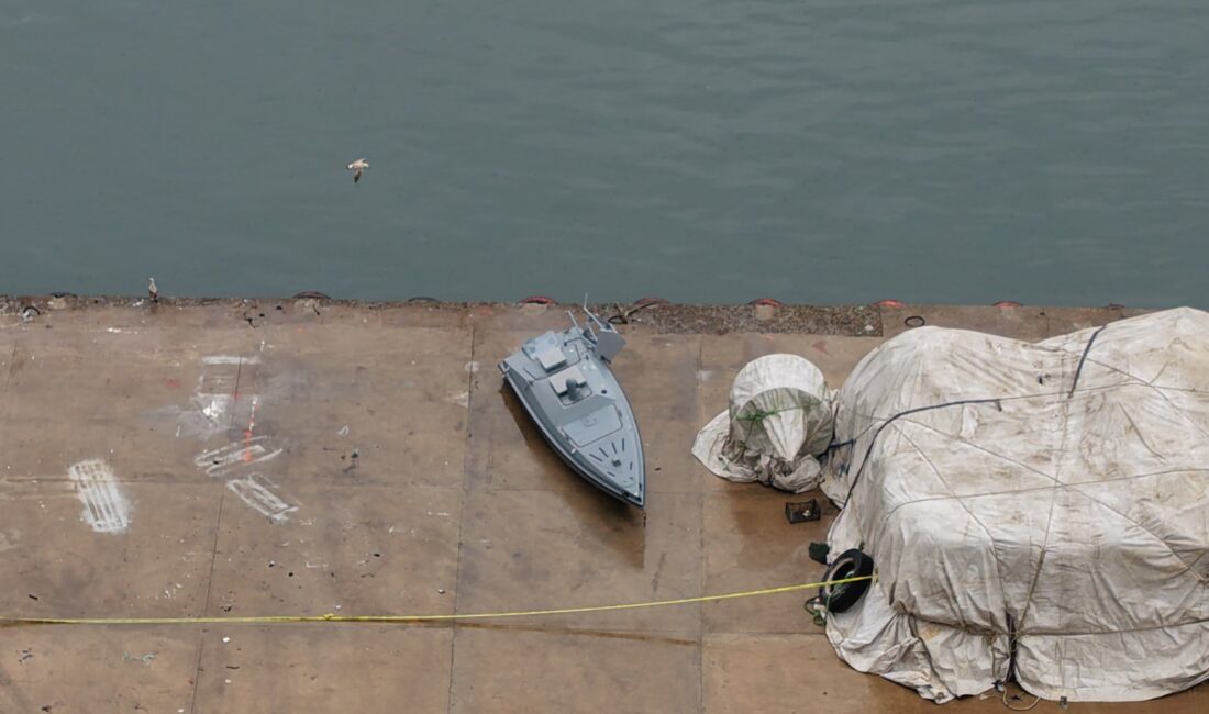 Trabzon açıklarında balıkçılar tarafından denizde bulunan ve kıyıya getirilen insansız