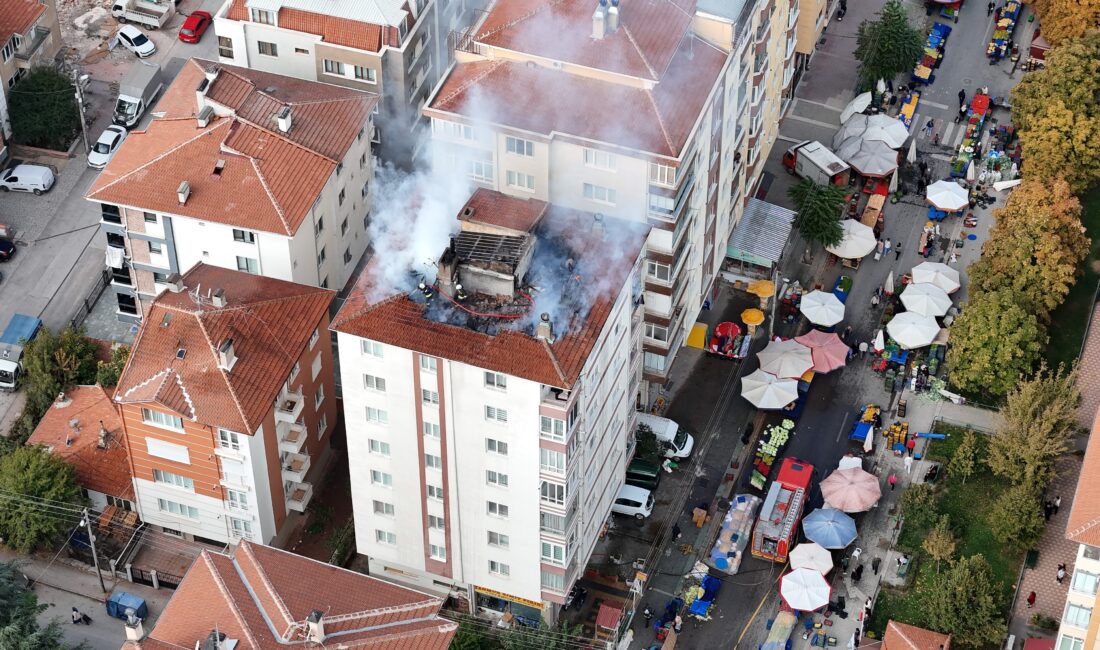 Semt pazarının kurulduğu caddede bulunan 7 katlı binanın çatısında yangın
